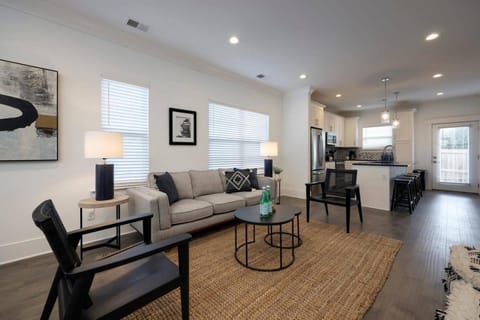 Ten Minutes to Broadway Music City Modern Townhome House in Nashville