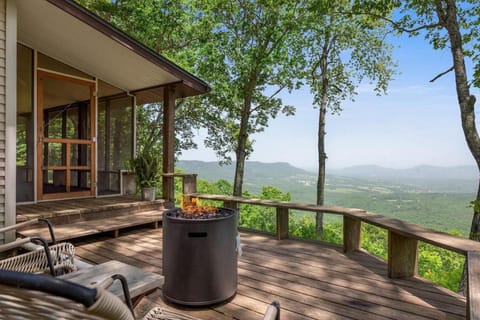 Sunrise Mountain Retreat-Summer Getaway in Jasper with a Hot Tub House in Buffalo River