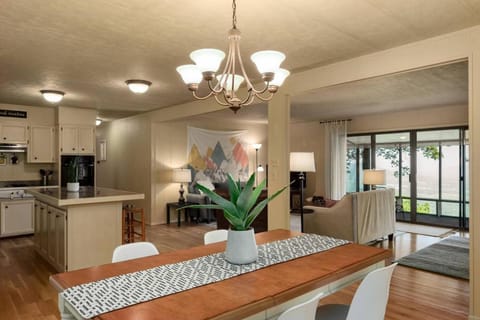 Sunrise Mountain Retreat-Summer Getaway in Jasper with a Hot Tub House in Buffalo River