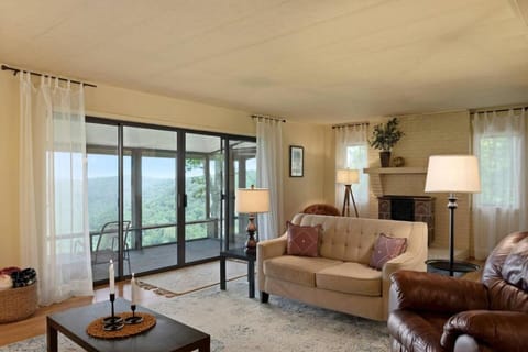 Sunrise Mountain Retreat-Summer Getaway in Jasper with a Hot Tub House in Buffalo River