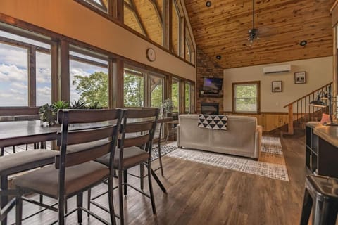Mountain Crest Cabin- Summer Getaway With A Beautiful View Cabin in Buffalo River