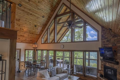 Mountain Crest Cabin- Summer Getaway With A Beautiful View Cabin in Buffalo River