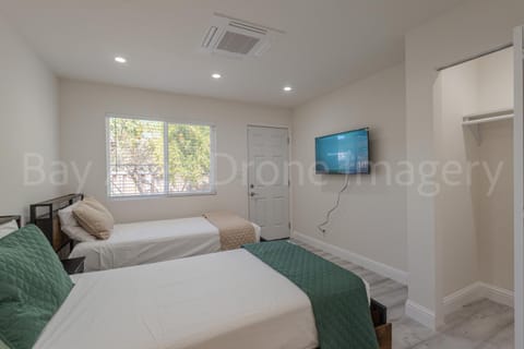 Bed, TV and multimedia, Bedroom