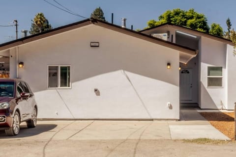 Property building, Neighbourhood, Street view, Location, Parking