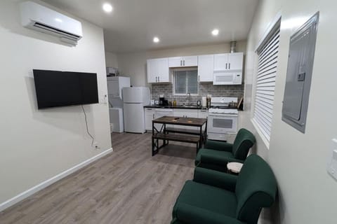 Communal lounge/ TV room, TV and multimedia, Kitchen or kitchenette, Living room, Seating area, Dining area, oven, stove, air conditioner