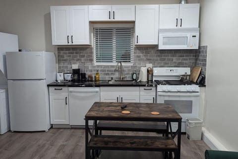 Coffee/tea facilities, Kitchen or kitchenette, Dining area, dishwasher, microwave, stove, toaster