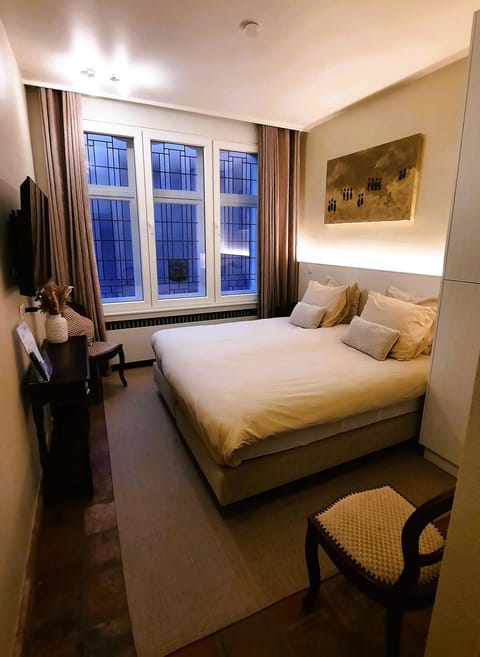 Bed, TV and multimedia, Bedroom