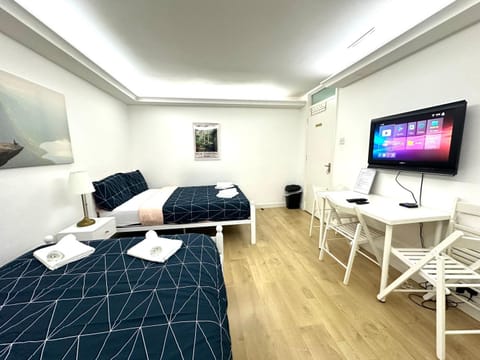 Bed, TV and multimedia, Photo of the whole room, Bedroom, towels