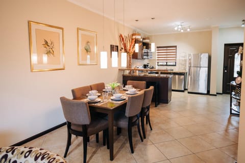 Food and drinks, Dining area, Food
