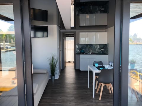 Kitchen or kitchenette, Living room, Seating area, Dining area