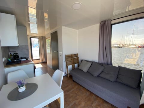 Kitchen or kitchenette, Living room, Seating area, Dining area