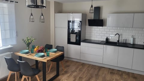 Coffee/tea facilities, Kitchen or kitchenette, Dining area