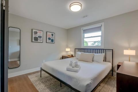 Charming and Comfortable Historic Franklin Quadplex House in Brentwood