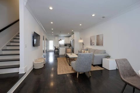 Ten Minutes to Broadway Spacious Townhouse House in Nashville