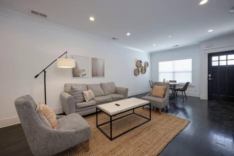 Ten Minutes to Broadway Spacious Townhouse House in Nashville