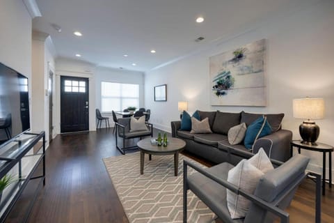 Ten Minutes to Broadway Stylish Gated Townhome House in Nashville