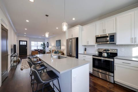 Ten Minutes to Broadway Alluring Gated Townhome House in Nashville