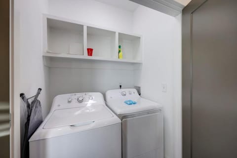 Ten Minutes to Broadway Alluring Gated Townhome House in Nashville