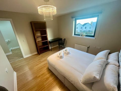 Luxury Spacious 4 Dbl BR House with Free Parking Apartment in Edinburgh