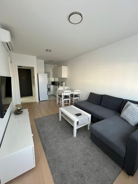 Communal lounge/ TV room, TV and multimedia, Living room, Seating area, Dining area