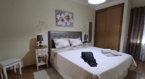 Bed, Bedroom, towels, wardrobe
