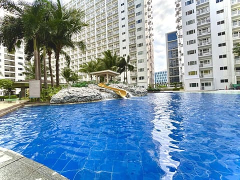 Property building, Day, Pool view, Swimming pool