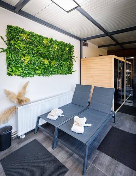 Spa and wellness centre/facilities, sunbed