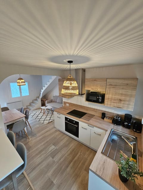 Kitchen or kitchenette, Living room, Seating area, Dining area, stove