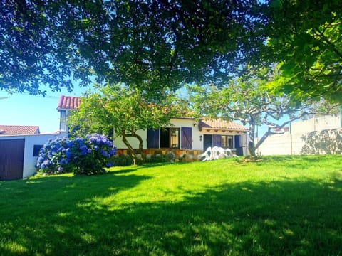 Property building, Natural landscape, Garden, Balcony/Terrace