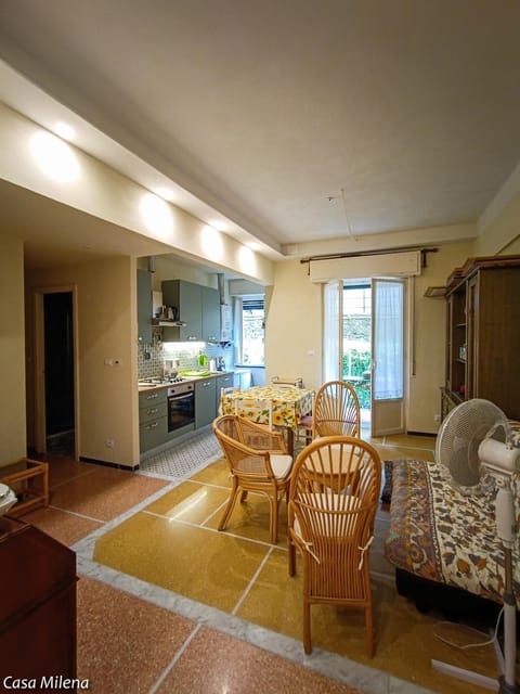 Kitchen or kitchenette, Living room, Seating area, Dining area, oven, stove