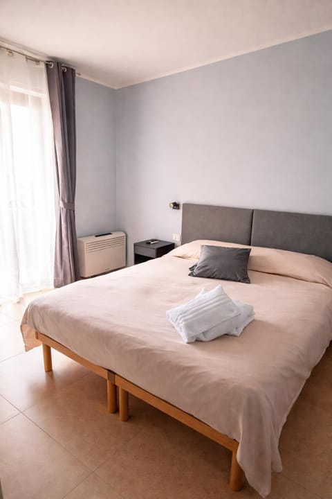 Bed, Photo of the whole room, towels