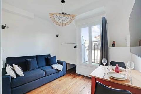 Bed, Living room, Seating area, Dining area