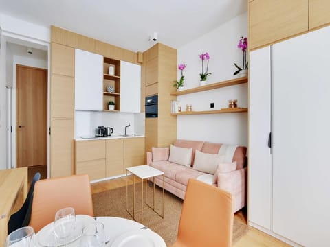 Facade/entrance, Coffee/tea facilities, Kitchen or kitchenette, Living room, Seating area, Dining area, stove, toaster
