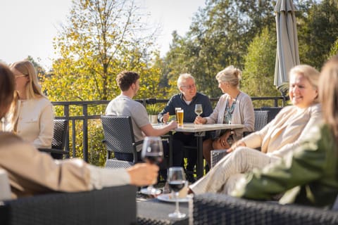 Restaurant/places to eat, Balcony/Terrace