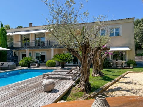 Property building, Garden, Pool view, Swimming pool, sunbed
