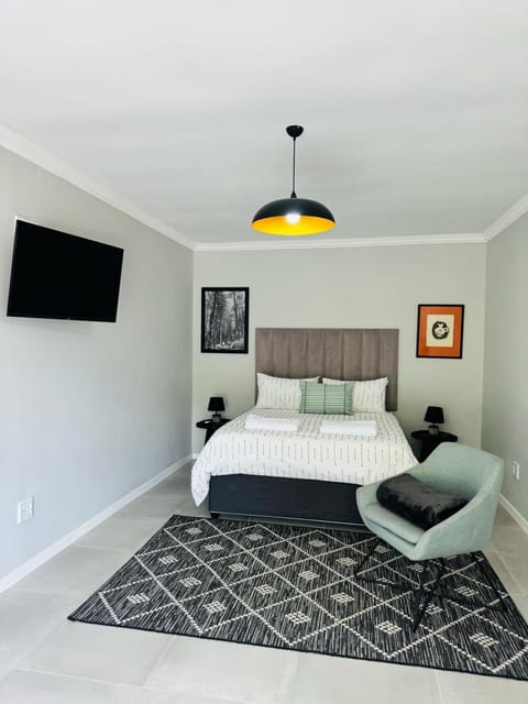 Bed, TV and multimedia, Bedroom