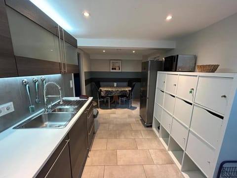 Kitchen or kitchenette, dishwasher, oven, pet friendly, stove
