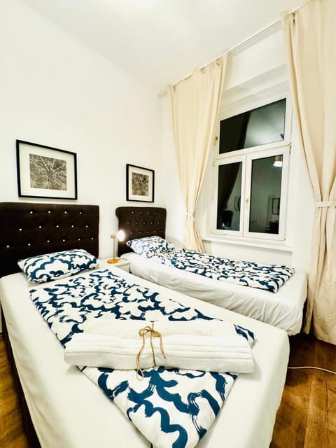 Property building, Bed, Bedroom