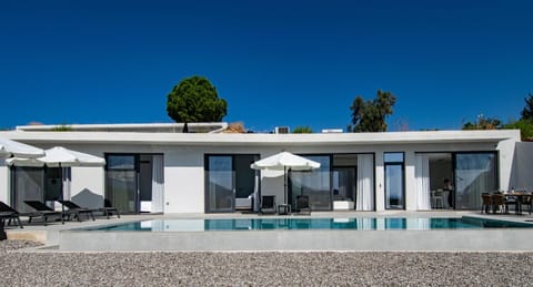 Property building, Patio, Day, Pool view, Swimming pool, sunbed