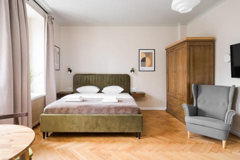 Bed, TV and multimedia, Living room, Photo of the whole room, Seating area, Bedroom, towels, wardrobe