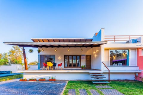 Property building, Patio, Day, Garden, Bathroom, View (from property/room), Balcony/Terrace, Bedroom, Garden view, Pool view, Swimming pool, wardrobe, air conditioner