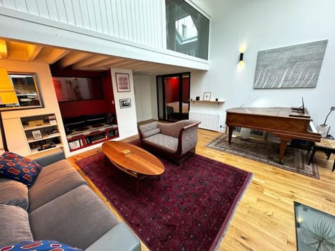 Living room, Seating area