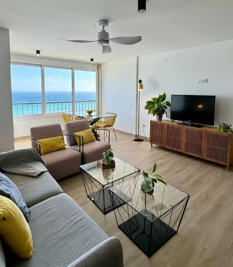 Communal lounge/ TV room, Natural landscape, TV and multimedia, Living room, Seating area, Evening entertainment, Sea view