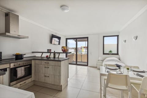 Kitchen or kitchenette, Dining area, dishwasher, stove