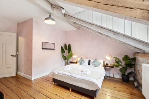 Bed, Photo of the whole room, Bedroom, Family, towels