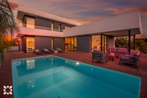 Property building, Patio, Day, Natural landscape, Living room, Seating area, Pool view, Swimming pool, sunbed