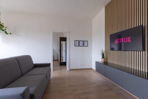 Amazing Apt Free Private Parking 18 min by train to Florence Apartment in Prato