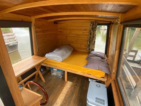 Bed, Photo of the whole room, Seating area, Bedroom