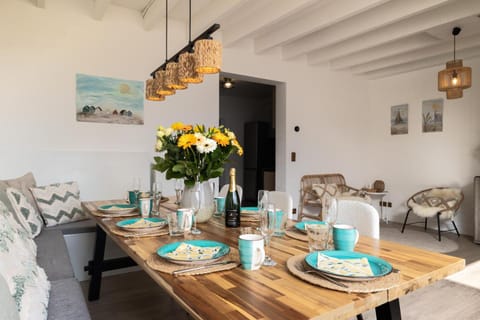 Living room, Food and drinks, Seating area, Dining area