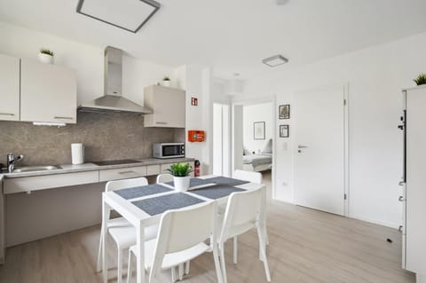 Kitchen or kitchenette, Dining area, stove